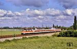 1967 wurde mit der S 6 auf der Strecke von Ratingen Ost nach Düsseldorf-Garath die erste mit konventionellem Bahnstrom betriebene S-Bahn in Deutschland eingeweiht. Am 26. Mai 1968 verlängerte man die S 6 von Ratingen Ost bis Essen Hauptbahnhof, zum 12. Dezember 1968 wurde im Süden Langenfeld (Rheinland) erreicht. In Langenfeld-Berghausen schiebt 111 147 eine S 6 nach Essen. (26.05.1990) <i>Foto: Joachim Bügel</i>