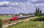 120 123 mit IC 113 "Diamant" (Hamburg-Altona - Köln - Stuttgart - München - Innsbruck) bei Langenfeld-Berghausen. (26.05.1990) <i>Foto: Joachim Bügel</i>