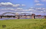 Die Osnabrücker 140 638 mit einem Autozug auf der Kölner Südbrücke. (26.05.1990) <i>Foto: Joachim Bügel</i>