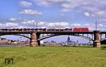 140 638 mit einem Autotransportzug neuer VW vor der Kulisse des Kölner Doms auf der Südbrücke. (26.05.1990) <i>Foto: Wolfgang Bügel</i>