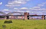 290 225 (Bw Köln-Deutzerfeld) überführt einige Leerwagen von Köln-Eifeltor nach Gremberg über die Kölner Südbrücke. (26.05.1990) <i>Foto: Joachim Bügel</i>