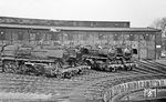 Das Bw Gelsenkirchen Bismarck war von 1926 bis 1981 in Betrieb. Es beheimatete die letzten Dreizylinder-Maschinen der Baureihe 44 im Ruhrgebiet. Die Samstagsruhe genießen dort 044 143, 044 945, 044 644 und 044 316. (16.03.1974) <i>Foto: Joachim Schmidt</i>