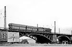 044 384 vom Bw Gelsenkirchen-Bismarck überführt zwei Fal-Wagen auf der Ruhrbrücke in Duisburg-Kaiserberg. (03.07.1975) <i>Foto: Joachim Schmidt</i>