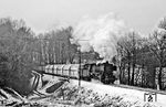 052 404 (50 2404) war am 10.01.1976 frisch vom Bw Betzdorf (Sieg) ins Ruhrgebiet versetzt worden und musste ihre Leistungsfähigkeit direkt auf der steigungsreichen Angertalbahn, hier kurz vor Flandersbach, unter Beweis stellen. (27.01.1976) <i>Foto: Joachim Schmidt</i>