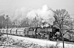 052 404 mit einem Ganzzug nach Rohdenhaus bei Flandersbach. (27.01.1976) <i>Foto: Joachim Schmidt</i>