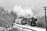 Nach einem kurzen Halt im Bahnhof Flandersbach geht es für 052 404 weiter zu den Kalkwerken in Rohdenhaus. (27.01.1976) <i>Foto: Joachim Schmidt</i>