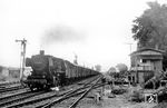 050 003 (Bw Duisburg-Wedau) fährt mit einem Sondergüterzug von Wanne-Eickel nach Dorsten durch den Bahnhof Gelsenkirchen-Buer Süd. Das Stellwerk "Bsf" stammt aus dem Jahr 1910, ging 1987 außer Betrieb und wurde danach abgerissen. (11.06.1976) <i>Foto: Joachim Schmidt</i>