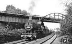 Auch die ehemalige Betzdorfer 050 904 bekam beim Bw Duisburg-Wedau nochmals eine kurze Gnadenfrist. Hier verlässt sie mit Üg 66972 nach Oberhausen-Osterfeld Süd den Bahnhof Essen-Vogelheim im Essener Norden.  (25.06.1976) <i>Foto: Joachim Schmidt</i>