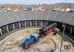 Ihren Winterschlaf beendete 01 1104 im DDM in Neuenmarkt-Wirsberg mit einer gründlichen Inspektion. Die Deutz-Diesellok DII (Baujahr 1957) war ihr dabei behilflich und zog sie auf die Drehscheibe. (02.04.2025) <i>Foto: Joachim Schmidt</i>