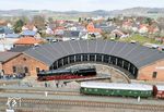 Nach Rückkehr von der "Schiefen Ebene" rückte 01 1104 in das Deutsche Dampflokmuseum (DDM) in Neuenmarkt-Wirsberg ein. Auf der Drehscheibe wurde die Lok für die Rückfahrt gedreht und anschließend Vorräte ergänzt.  (05.04.2025) <i>Foto: Joachim Schmidt</i>