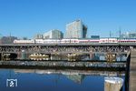 Mit dem Zugpaar IC 2230/2233 zwischen Magdeburg und Hamburg kommt neuerdings auch ein Doppelstock-IC (Intercity 2) in die Hansestadt. IC 2230 aus Magdeburg wird mit 146 552 auf der Oberhafenbrücke in Kürze den Hamburger Hbf erreichen. (04.04.2025) <i>Foto: Benno Wiesmüller</i>