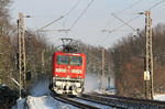 Die Baureihe 112 war die erste Lokomotivbaureihe, die von beiden deutschen Bahnverwaltungen nach der Wiedervereinigung gemeinsam beschafft wurde. Nach Anrissen in der Aufhängung der Schlingerdämpfer wurde im Jahre 2001 ihre Höchstgeschwindigkeit von 160 km/h auf 140 km/h abgesenkt, mit der Folge, dass sie wie hier auf dem Bild bei Gruiten nur noch im Regionalverkehr eingesetzt wurde. (14.12.2010) <i>Foto: Joachim Bügel</i>