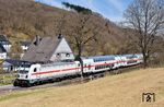 147 563 schiebt den IC 2320 nach Dortmund Hbf über das Gegengleis in Benolpe. (05.04.2025) <i>Foto: Zeno Pillmann</i>