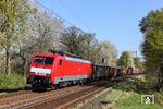 Die für DB-Cargo-Verhältnisse gut gepflegte 189 023 mit EZ 51230 (Hagen-Vorhalle - Gremberg) bei Haan-Ellscheid. (09.04.2025) <i>Foto: Joachim Bügel</i>
