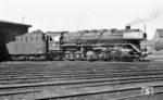 Klassische Porträtaufnahme der 44 1141 im Heimat-Bw Minden (Westf). Dort wurde die Lok im Juni 1942 auch in Dienst gestellt. Nach einigen Jahren in der "Diaspora" kehrte sie am 08.10.1960 wieder nach Minden zurück. Das AW Braunschweig zog sie anlässlich einer anstehenden Zwischenuntersuchung am 03.03.1965 aus dem Verkehr, am 22.06.1965 wurde sie ausgemustert. (23.08.1964) <i>Foto: Karl Wyrsch, Slg. D. Ammann</i>
