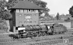 Die Mindener 44 1319 vor dem Fahrdienstleiter-Stellwerk "Mpf" im Bahnhof Minden (Westf). Das ehemalige Befehlsstellwerk Nord ging bereits 1968 vom Netz und wurde danach noch als Werkstattgebäude genutzt.  (23.08.1964) <i>Foto: Karl Wyrsch, Slg. D. Ammann</i>