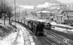 44 124 (Bw Haltingen) erreicht mit einem Personenzug den Bahnhof Waldshut. Rechts neben der Lok ist ein ehemaliger Sauerstoff-Flaschenwagen der DRG zu sehen, der zum Zeitpunkt der Aufnahme vermutlich Bahndienstwagen der DB oder durch die VTG als Privatwagen unterwegs war. (07.03.1964) <i>Foto: Karl Wyrsch, Slg. D. Ammann</i>