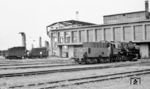 Bis Ende 1953 wurden im Ausbesserungswerk München-Freimann noch Dampflokomotiven ausgebessert. Im Sommer 1953 weilte 50 1742 vom Bw Darmstadt-Kranichstein dort. Die Kriegsschäden des Werkes waren damals noch nicht vollständig beseitigt. (08.1953) <i>Foto: Karl Wyrsch, Slg. D. Ammann</i>