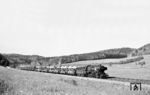 50 1858 (Bw Radolfzell) rollt mit einem Güterzug auf Herblingen (bei Schaffhausen) zu. Die idyllische Landschaft ist heute ein riesiges Gewerbegebiet.  (21.05.1963) <i>Foto: Karl Wyrsch, Slg. D. Ammann</i>