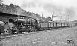 50 1858 (Bw Radolfzell) verlässt mit P 2132 nach Singen (Htw) den Bahnhof Schaffhausen. Der Gemeinschaftsbahnhof gehört zu 65 Prozent den Schweizerischen Bundesbahnen (SBB) und zu 35 Prozent der Deutschen Bundesbahn (heute dem deutschen Bundeseisenbahnvermögen BEV). Die Infrastruktur einschließlich der Signalanlagen stellte die Schweiz. (18.05.1964) <i>Foto: Karl Wyrsch, Slg. D. Ammann</i>