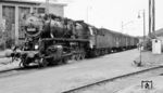 50 1918 vom Bw München Hbf mit einem Zug aus Behelfspersonenwagen der Bauart MCi-43 auf der Verkehrsausstellung in München. (08.1953) <i>Foto: Karl Wyrsch, Slg. D. Ammann</i>