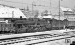 50 1922 (Bw Radolfzell) steht von einem Güterzug nach Waldshut im Bahnhof Schaffhausen. Links steht ein mit Torf beladener Rmms 33-Wagen. (03.02.1962) <i>Foto: Karl Wyrsch, Slg. D. Ammann</i>
