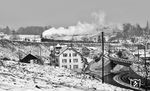50 1922 mit einem Nahgüterzug Richtung Waldshut zwischen Schaffhausen und Neuhausen Bad Bf. Heute ist die Fotostelle durch eine Autobahn völlig verhunzt worden. Rechts verlaufen die Streckengleise der Rheinfallbahn und der Bahnstrecke nach Eglisau, die sich in Neuhausen trennen. (03.02.1962) <i>Foto: Karl Wyrsch, Slg. D. Ammann</i>