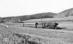 Die Radolfzeller 50 2024 rollt mit dem D 8 (Stuttgart - Zürich) durch das heutige Gewerbegebiet von Herblingen auf Schaffhausen zu. (21.05.1963) <i>Foto: Karl Wyrsch, Slg. D. Ammann</i>