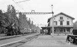 50 2418 (Bw Radolfzell) wartet vor einem Nahgüterzug nach Konstanz auf die Abfahrt im schweizerischen Bahnhof Kreuzlingen Hafen. (19.09.1967) <i>Foto: Karl Wyrsch, Slg. D. Ammann</i>
