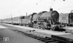 50 2983 vom Bw München Ost mit einer Leerwagengarnitur (?) in München Hbf.  (10.1954) <i>Foto: Karl Wyrsch, Slg. D. Ammann</i>