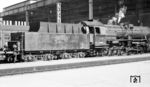 Die am 07.09.1942 bei Bw Oels in Dienst gestellte 50 2983 ÜK war seit Mai 1950 in München heimisch. Speziell für die BR 50 wurde der vollständig geschweißte Tender 2'2'T26 mit einem Fassungsvermögen von 26 m³ Wasser und 8 t Kohle konstruiert. Eine wesentliche Verbesserung für das Lokpersonal bei Rückwärtsfahrten war die mit dem Führerhaus bündig abschließende Wand an der Vorderseite des Tenders.  (10.1954) <i>Foto: Karl Wyrsch, Slg. D. Ammann</i>