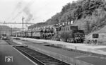 50 890 vom Bw Waldshut ist mit dem Schülersonderzug 5675 im Bahnhof Koblenz/SBB eingetroffen. (22.08.1959) <i>Foto: Karl Wyrsch, Slg. D. Ammann</i>