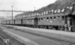 Ein Schülersonderzug im Bahnhof Koblenz/CH. Die SBB-Wagen der 3. Klasse dürften aus den 1920er Jahren stammen. 1960 gab es bei der SBB/CFF noch knapp 800 solcher Wagen, der letzte wurde im Oktober 1964 aus dem Personenverkehr zurückgezogen. Der DB-Wagenteil besteht aus B3yg-Umbauwagen, die ab 1954 aus alten Abteilwagen der Länderbahnzeit rekonstruiert worden waren, wobei man nur die Untergestelle verwendete. (22.08.1959) <i>Foto: Karl Wyrsch, Slg. D. Ammann</i>
