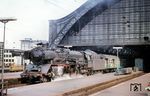 Um 16.36 Uhr verlässt 01 073 (Bw Trier) mit dem P 3530 nach Jünkerath (an 18.44 Uhr) den Kölner Hauptbahnhof. (13.07.1968) <i>Foto: Helmut Dahlhaus</i>
