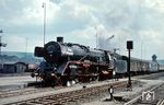 01 077 vom Bw Würzburg mit einem Pfingstgruß vor einem Schnellzug (möglicherweise der "Adria-Express" D 289) im Bahnhof Bebra. Die Lok wurde auch die "flüsternde Jungfrau" genannt, denn sie besaß eine Saugzugturbine und erzeugte keinen hörbaren Auspuffschlag - erkennbar am Schornsteinaufsatz. Erwähnenswert ist auch die merkwürdige Abdeckung des Aufwerfhebels auf dem Umlauf, die wohl eine Druckluft unterstützte Steuerungsverstellung war, wie sie in Amerika üblich war. Zudem hat die Lok noch keine Windstauschuten vor den Frontfenstern des Führerhauses. Als eine der ersten 01 trägt sie einen Blitzpfeil auf der Rauchkammer, obwohl die DB diesen erst ab 1957 flächendeckend einführte. Die Maschinen der südlichen Direktionen trugen diese Warnungen vor der Oberleitung jedoch schon vereinzelt vor dem Krieg. Die DB-01 wurden in späteren Jahren mit bis zu 15(!) Blitzschildern aus Emaille ausgestattet. (29.05.1955) <i>Foto: Carl Bellingrodt</i>