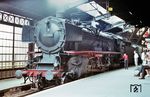 Lokwechsel in Köln Hbf: 01 081 (Bw Trier) ist mit dem E 553 aus Saarbrücken angekommen und wird den Zug bis Münster (Westf) an eine E-Lok übergeben. Dort wird für die Fahrt durchs Emsland eine Rheiner 01.10 übernehmen. (13.07.1968) <i>Foto: Helmut Dahlhaus</i>