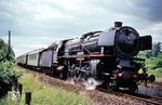 01 081 (Bw Trier) legt sich  mit dem P 1567 von Gerolstein nach Köln-Deutz bei Kierberg in die Kurve. Der Zug war an diesem Samstag um einen Vorkriegs-Eilzugwagen verstärkt worden. (22.06.1968) <i>Foto: Helmut Dahlhaus</i>