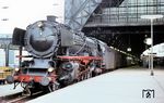 Der E 556 (Köln-Deutz ab 19.50 Uhr – Trier) wartet mit 01 081 im Kölner Hauptbahnhof auf die Weiterfahrt. (06.07.1968) <i>Foto: Helmut Dahlhaus</i>