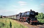 01 081 mit dem P 3530 (Köln-Deutz ab 16.36 Uhr – Jünkerath) bei Kalscheuren. Der Heizer hatte sein Feuer auf der Steigung zwischen Kalscheuren und Kierberg offensichtlich gut im Griff. (22.06.1968) <i>Foto: Helmut Dahlhaus</i>