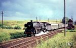 Die Hofer 01 088 hatte den D 247 (Strasbourg – Kehl – Karlsruhe -) Stuttgart – Backnang – Nürnberg (- Marktredwitz - Hof) um 15.23 Uhr in Stuttgart übernommen und ist hier am Schrankenposten 23 bei Beuerlbach, nördlich von Crailsheim unterwegs. In Nürnberg wurde der Zug auf eine Schwesterlok vom selben Bw umgespannt. – 01 088 erlebte noch das Ende des Hofer Schnellzugdampfbetriebs, wurde aber einen Tag später am 03.06.1973, zusammen mit 001 168 und 131 z-gestellt und am 24.08.1973 ausgemustert.  (30.07.1966) <i>Foto: Helmut Dahlhaus</i>