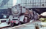 Die Trierer 01 102 vor dem D 152 (Köln – Saarbrücken) in Köln Hbf. (04.05.1968) <i>Foto: Helmut Dahlhaus</i>