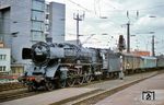 Gegen 10.00 Uhr erreicht 01 102 mit dem E 555 aus Trier den Kölner Hauptbahnhof. (22.06.1968) <i>Foto: Helmut Dahlhaus</i>