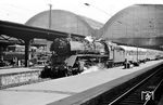 Auf Gleis 12 des Frankfurter Hauptbahnhofs setzt sich 41 156 vom Bw Kassel mit einem "Scharnow-Sonderzug" in Bewegung. Im Hintergrund steht eine wendezugfähige P 8 mit geschlossenem Führerhaus und Wannentender. Willy Scharnow gilt seit den 1950er Jahren als Initiator der Pauschalreisen und des Massentourismus. Er betrieb zeitweilig das zweitgrößte Touristikunternehmen in Deutschland und hatte maßgeblichen Anteil bei der Gründung und Ausgestaltung der Touristik Union International (TUI).  (08.1962) <i>Foto: Karl-Ernst Maedel</i>