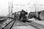 Noch während 41 156 mit dem Reisebüro-Sonderzug den Bahnsteigbereich in Frankfurt/M Hbf verlässt, kommt ihr in der Einfahrt nach Gleis 11 die Gießener 01 150 mit dem P 1722 aus Treysa entgegen.  (08.1962) <i>Foto: Karl-Ernst Maedel</i>