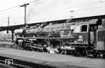 01 171 vom Bw Gießen glänzt im Sonnenlicht des Frankfurter Hauptbahnhofs. Sie hat den D 83 nach Oberhausen bespannt, den sie bis Gießen bringen wird. (10.1961) <i>Foto: Karl-Ernst Maedel</i>