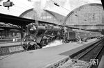 Aus Gleis 12 fährt 01 171 mit dem D 83 (Frankfurt/M - Hagen - Oberhausen) aus Frankfurt/M Hbf. (10.1961) <i>Foto: Karl-Ernst Maedel</i>