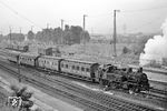 Im Sommer 1961 setzte das Bw Hanau die letzten Exemplare der preußischen T 12 im Rangierdienst ein. Die mit Rangierfunk ausgerüstete 74 1006 ist gerade mit dem Umsetzen einer Wagengarnitur beschäftigt. In der Rangierabteilung laufen vorne zwei alte preußische Abteilwagen und dahinter zwei dreiachsige Umbauwagen, deren Untergestelle von solchen alten Abteilwagen stammen. (08.1961) <i>Foto: Karl-Ernst Maedel</i>