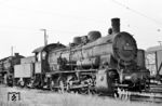 57 1632 vom Bw Darmstadt-Kranichstein hatte ihre besten Zeiten bereits hinter sich. Seit Juli 1960 ausgemustert, wartete sie im Bw Hanau auf den Schneidbrenner. (08.1961) <i>Foto: Karl-Ernst Maedel</i>
