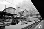 Die beeindruckende Atmosphäre eines Großstadt-Bahnhofs mit Dampfbetrieb faszinierte Karl-Ernst Maedel immer wieder. Zu Beginn der 1960er Jahre konnten in Frankfurt/M Hbf noch relativ viele Dampfzüge beobachtet werden. Beim Besuch im Herbst 1962 traf er die Kasselaner 01 047 an, die mit dem D 73 nach Hamburg-Altona ausfährt. (10.1962) <i>Foto: Karl-Ernst Maedel</i>