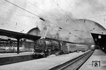 01 177 vom Bw Ludwigshafen fährt mit D 1104 (Frankfurt - Mainz - Bad Kreuznach - Kaiserslautern - Paris) aus Frankfurt/M Hbf. Im Zug sind vorne zwei Wagen des französischen Neubauprogramms DEV (division des études des voitures) eingereiht, wobei das erste Fahrzeug ein unlackierter Edelstahlwagen vom Typ INOX-DEV ist. (10.1962) <i>Foto: Karl-Ernst Maedel</i>